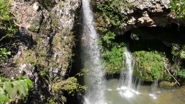 Tiro Constante Uma Cachoeira Grande Pequena Cascata Falésias Rochosas — Vídeo de Stock