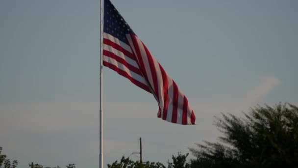 Σταθερή Βολή Του Μια Αμερικανική Σημαία Κυματίζει Στον Αέρα Σούρουπο — Αρχείο Βίντεο