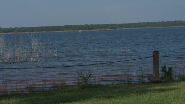 Wide Shot Lake Ripples Flowing Shore Windy Day — Stock Video