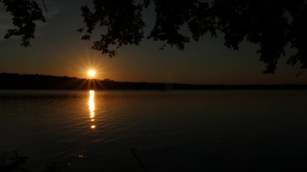 Σταθερή Βολή Από Μια Ρύθμιση Ήλιος Αντανακλάσεις Μια Λίμνη Φιγούρες — Αρχείο Βίντεο
