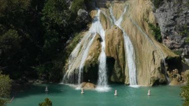 Altındaki doğal yüzme havuzlu Turner Falls orta geniş vurdu