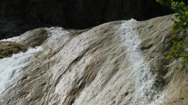 Grande Quantidade Água Cascata Descendo Uma Rocha Escorregadia Topo Uma — Vídeo de Stock