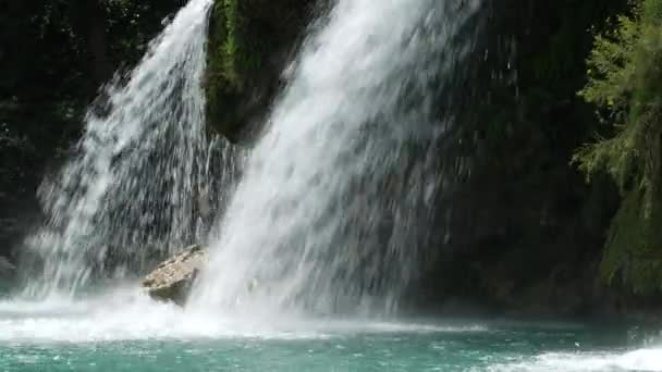 Cerca Tiro Constante Cascadas Que Caen Cascada Una Piscina — Vídeos de Stock