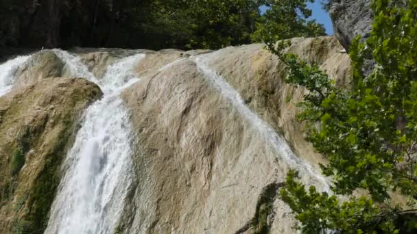 Tiro Ascendente Água Cascata Por Caminhos Diferentes Topo Uma Cachoeira — Vídeo de Stock