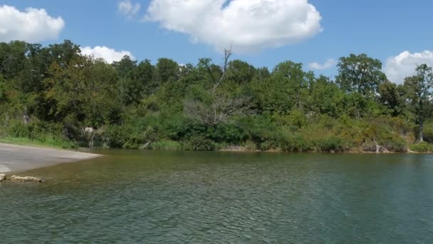 Breite Aufnahme Von Wasser Aus Einem See Der Richtung Ufer — Stockvideo