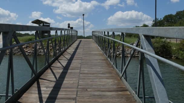 Steter Aufwärtstrend Einer Holzbrücke Mit Stahleinfassungen Einem See — Stockvideo