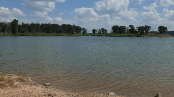 Grand plan régulier d'un lac avec de l'eau coulant le long des rives du lac 