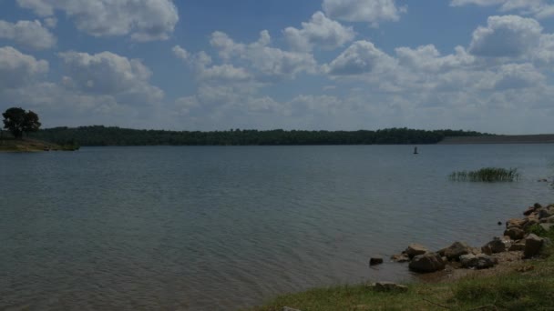 Weitwinkelaufnahme Eines Sees Mit Einem Stausee Der Ferne — Stockvideo