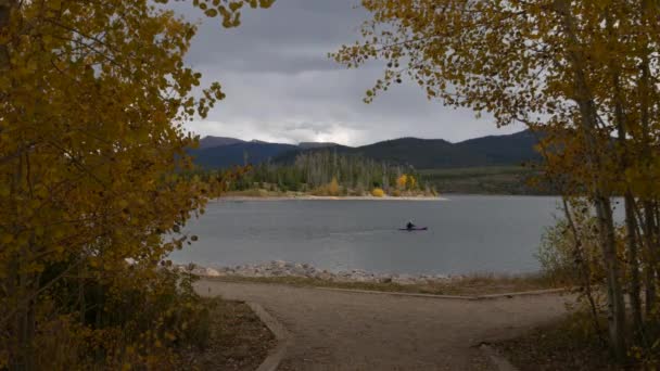 Lago Dillon Bordeado Por Árboles Álamo Con Hermosas Montañas Fondo — Vídeos de Stock