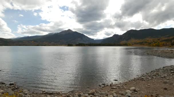 Lake Dillon Met Prachtige Bergen Achtergrond Amerikaanse Staat Colorado Valt — Stockvideo