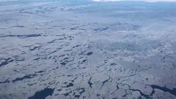 비행기 창문에서 북태평양의 얼어붙은 거대한 덩어리의 핸드헬드 — 비디오