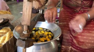 Chiang Mai, Tayland--Mart 2018: Geleneksel tekstil üretiminde bir kadın Tayland zanaat köyünde ipek iplik lif oluşturmak için iplik çeker ve döndürür.