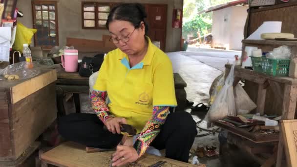 Chiang Mai Thailand March 2018 Handheld Close Woman Carving Wood — стоковое видео