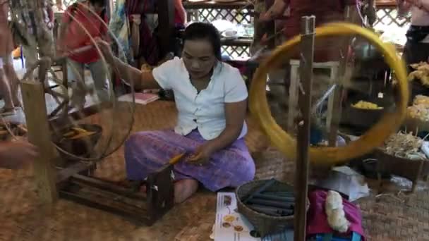 Chiang Mai Thailand March 2018 Trabalhador Uma Manufatura Têxtil Tradicional — Vídeo de Stock