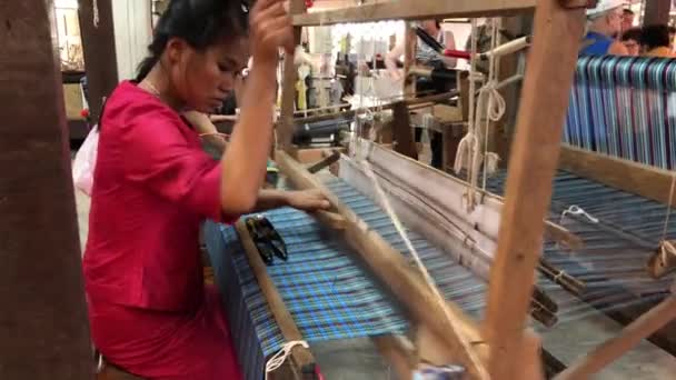 Chiang Mai Thailand March 2018 Seorang Pekerja Pabrik Tekstil Tradisional — Stok Video