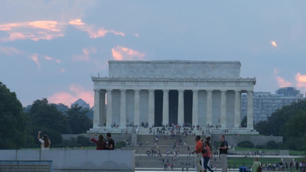 华盛顿特区 2017年9月 林肯纪念堂在日落时 人们在楼梯间和楼前 — 图库视频影像