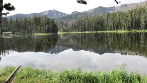 Panoramic Handheld Shot Lake Trees Mountain Reflected Water — Stock Video