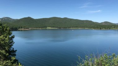 Sabit geniş göl Pactola, Güney Dakota, dalgaların su ile vurdu