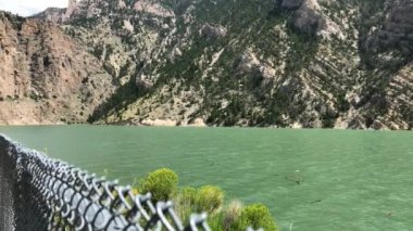 Keskin rocky Dağları Buffalo Bill Reservoir Wyoming, ABD, yanında yeşil akan suların el atış.