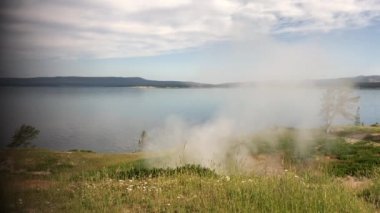 Yellowstone Gölü, Yellowstone Milli Parkı boyunca vapur noktası overlook Buhar bacalarda üzerinden yavaş yavaş yükselen duman yakın çekim.