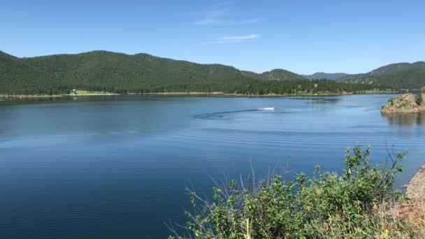 Plan Régulier Lac Avec Bateau Naviguant Loin Créant Des Ondulations — Video