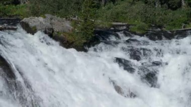 Kapat su aşağı Lewis Falls Yellowstone Milli Parkı, Wyoming adlı tepesinden ardarda çekim kadar sürekli.