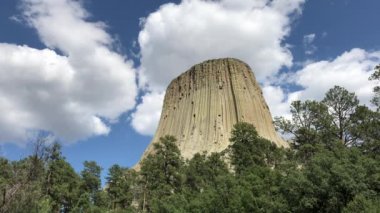 Devils Tower, kalın beyaz bitti Wyoming'de asılı bulutlar ile.