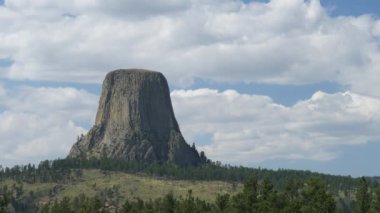 Sürekli orta geniş Devils Tower Wyoming bir mesafeden bir atış.