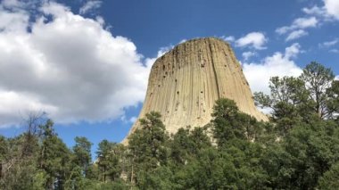 Orta yakın çekim Devils Tower Wyoming, zaman atlamalı çekim üzerinden kalın beyaz bulutlar ile