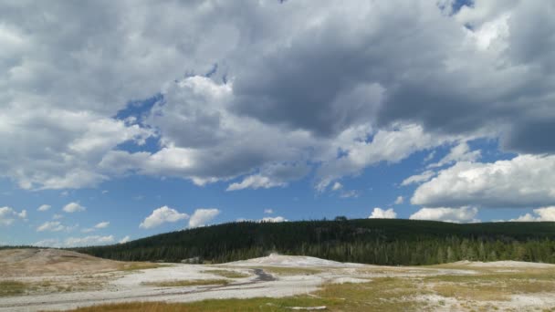 怀俄明州的黄石国家公园发生爆炸后 天空和小山的迷人景象与这位年迈忠实的间歇泉一起释放出蒸汽和水 — 图库视频影像
