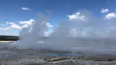 Yellowstone Ulusal Parkı, Aşağı Havza gayzerindeki patlama sırasında Clepsydra gayzerleri.