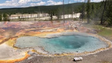 Yellowstone Ulusal Parkı, Aşağı Havza gayzerinde kaynamış Celestine Havuzu 'nun çarpıcı manzarası.