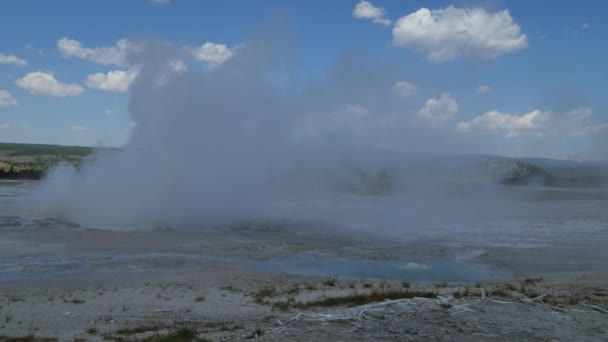 Wide View Clepsydra Geyser Eruption Scalding Water Boiling Pool Lower — Stock Video