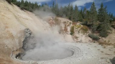 Sürekli orta çamur volkan Wyoming Yellowstone Milli Parkı, üzerinden yükselen Buhar görüntüsünü kapat.