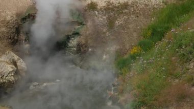 Yakın çekim ejderha ağzından billows sıcak buhar ve sıcak havuzun su Wyoming Yellowstone Milli Parkı, serbest bahar kadar sürekli. 