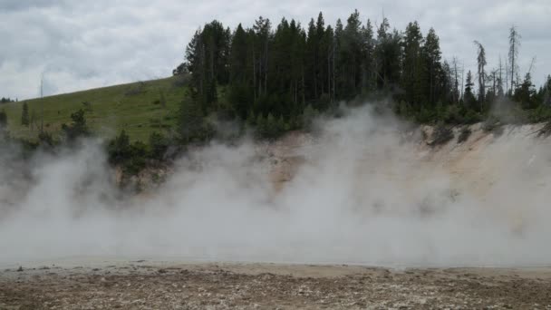 泥の火山エリア ワイオミング州のイエローストーン国立公園から立ち昇る湯気の安定したショットを閉じる — ストック動画