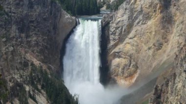 Orta alt düşüyor, Yellowstone Milli Parkı içinde belgili tanımlık geçmiş sürekli çekim kapat. 