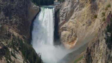 Arka planda alt düşüyor, Yellowstone Milli Parkı, yakın sürekli çekimde yakınlaştırılmış. 