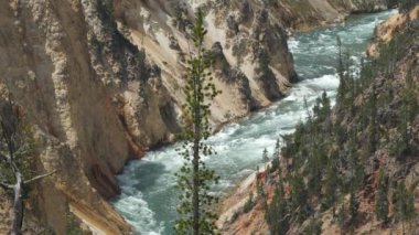 Alt düşüyor, Yellowstone Milli Parkı akan su sürekli çekim.