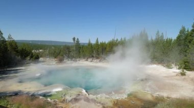Norris şofben Havzası, Wyoming Yellowstone Milli Parkı, yükselen buhar ile kaynar Emerald baharın geniş sürekli çekim.
