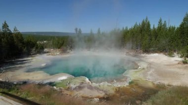 Doğal geniş mavi zümrüt baharında, Norris şofben Havzası Wyoming Yellowstone Milli Parkı, yükselen buhar ile vurdu.