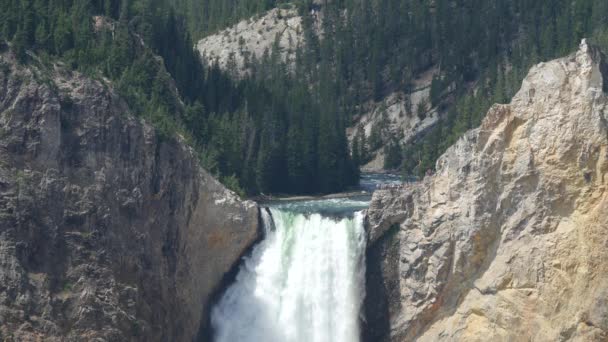 Stabilní Blízký Záběr Kaskádových Vody Nižší Spadá Yellowstonský Národní Park — Stock video