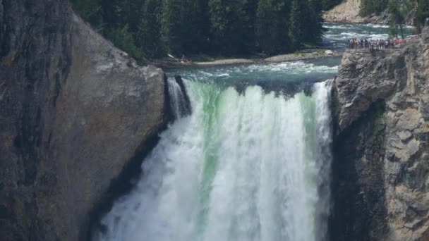 Tembakan Tepat Bagian Atas Air Terjun Bawah Taman Nasional Yellowstone — Stok Video