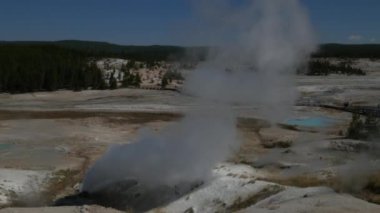 Buhar billowing siyah Growler Buhar havalandırma, Norris şofben temel, Yellowstone Milli Parkı Wyoming in sürekli orta geniş aşağı atış.