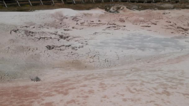 黄石国家公园下间歇泉盆地喷泉油漆罐的中近近景 — 图库视频影像
