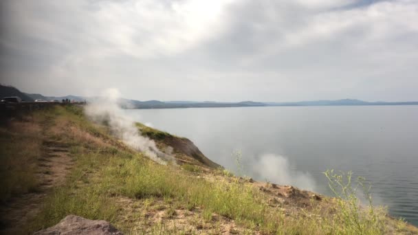 Yellowstone Gölü Buharlı Tekne Noktası Ndan Yükselen Buharla Yellowstone Ulusal — Stok video