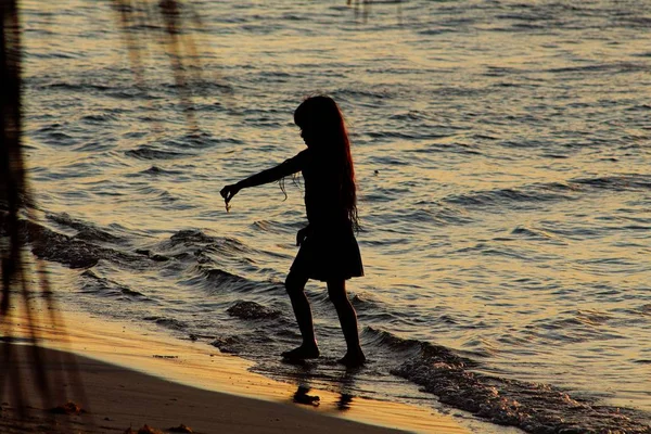 Silueta de fată la apus de soare — Fotografie, imagine de stoc