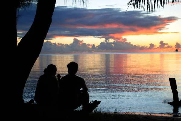 People silhouettes at sunset — Stock Photo, Image