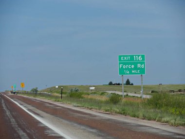 Gillette, Wyoming dışında kırmızı bir asfalt yol boyunca imzalayın.