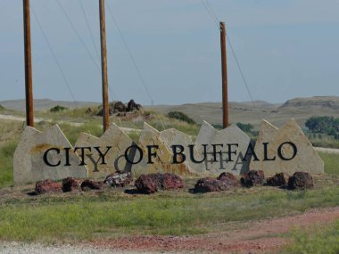 Buffalo, Wyoming--Temmuz 2018: Buffalo, Wyoming şehri dışında bir yol kenarı tabelasının kapatılması.